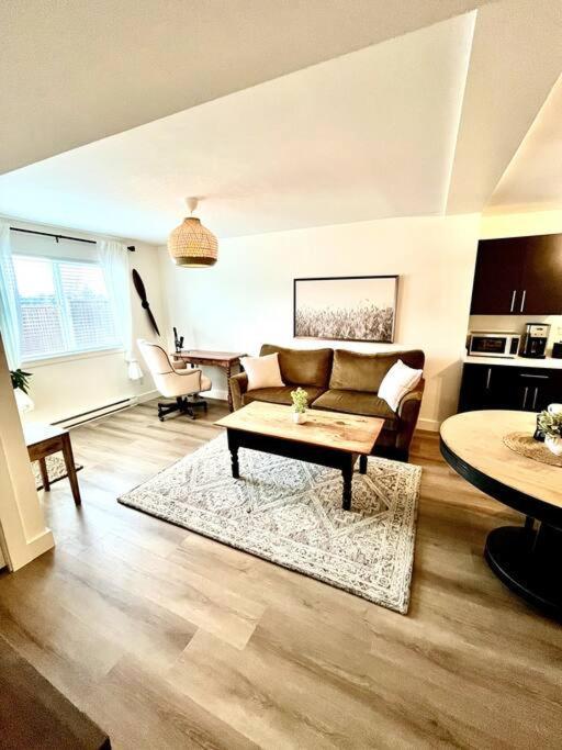 Cozy Lakeview Suite ビクトリア エクステリア 写真