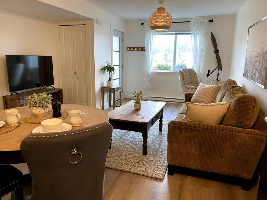 Cozy Lakeview Suite ビクトリア エクステリア 写真