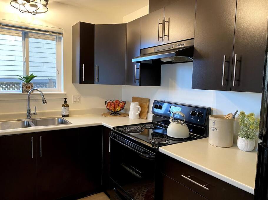 Cozy Lakeview Suite ビクトリア エクステリア 写真