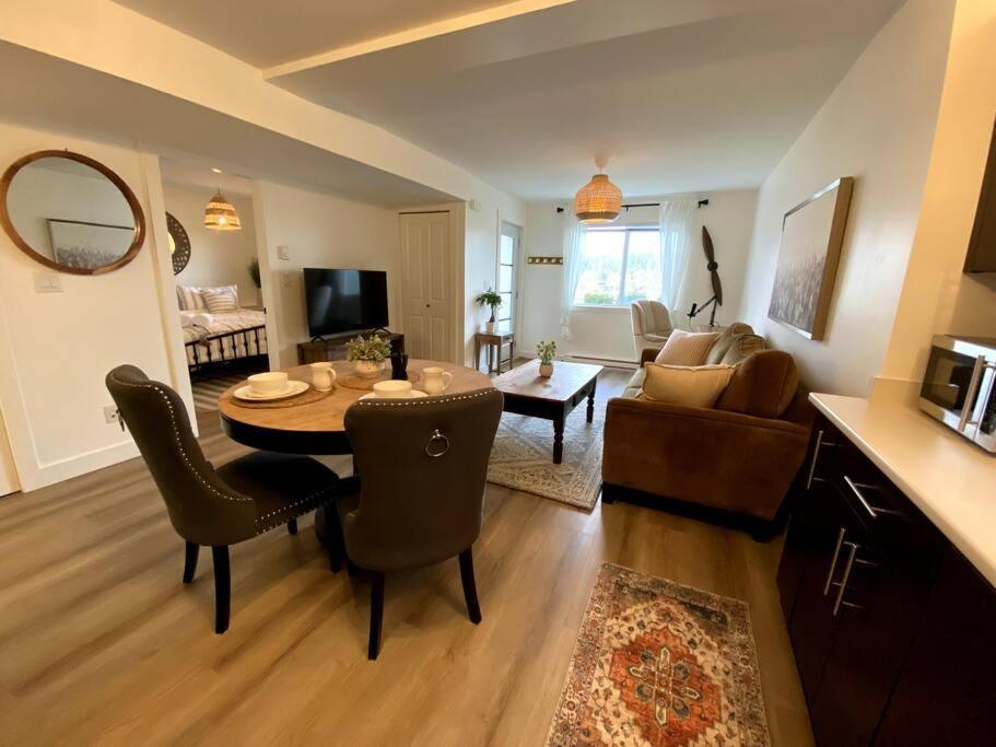 Cozy Lakeview Suite ビクトリア エクステリア 写真