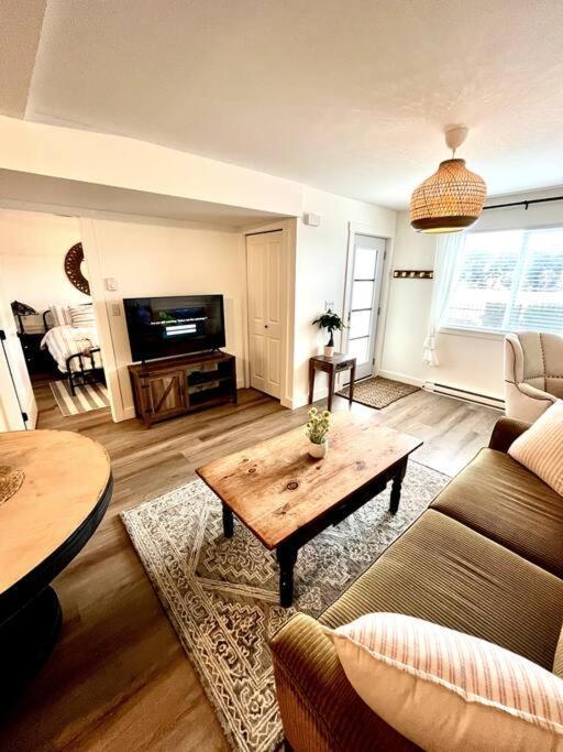 Cozy Lakeview Suite ビクトリア エクステリア 写真