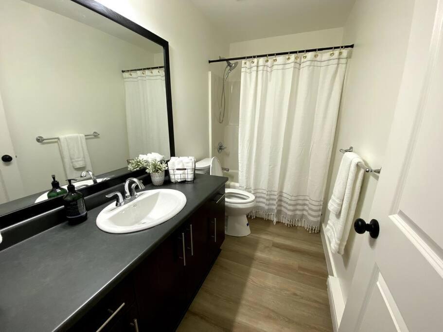 Cozy Lakeview Suite ビクトリア エクステリア 写真