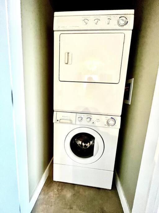 Cozy Lakeview Suite ビクトリア エクステリア 写真